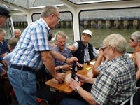 mc tour15 (6)  Auf der historischen Fleetfahrt verdursten die Sänger nicht, denn sie müssen auf den Fleeten ja noch einige Lieder singen.